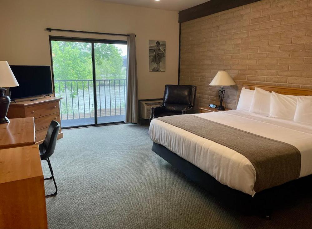 Executive King Room with River View interior